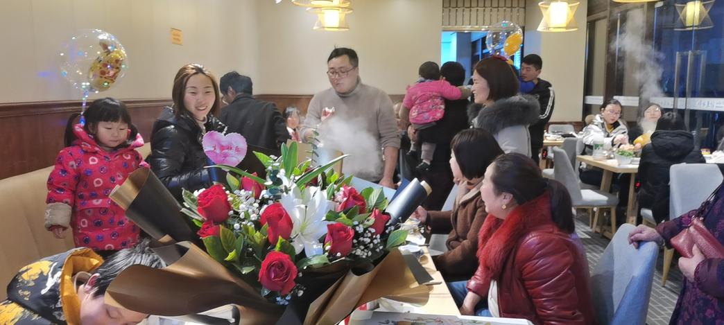 順?biāo)~(yú)火鍋門(mén)店顧客盈門(mén) 原因在這里……